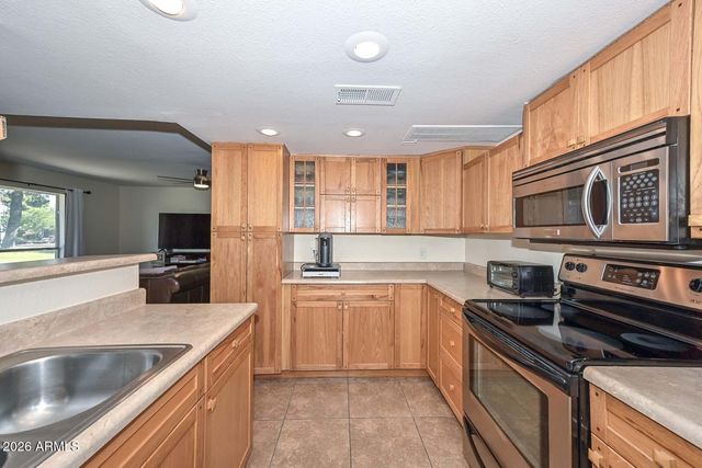 202 E Betty Elyse Lane, Phoenix, AZ 85022