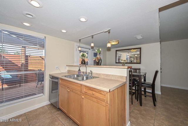 202 E Betty Elyse Lane, Phoenix, AZ 85022