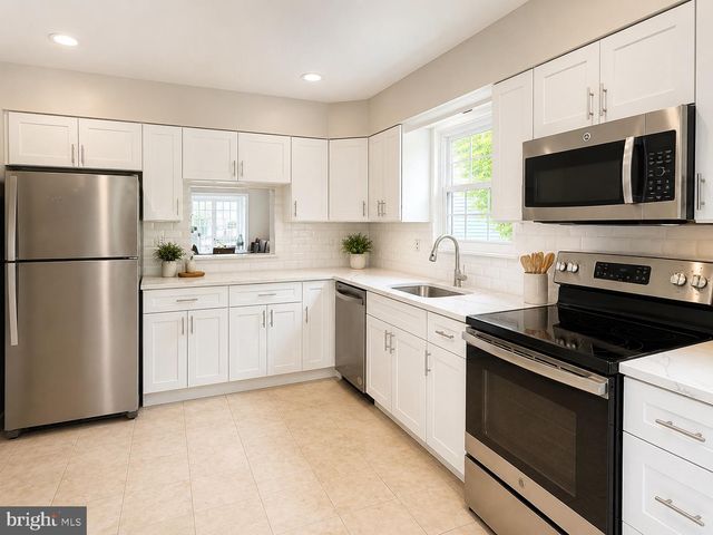 10 ADNER DR, Mount Laurel, NJ 08054
