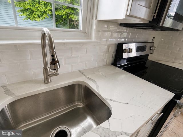 10 ADNER DR, Mount Laurel, NJ 08054