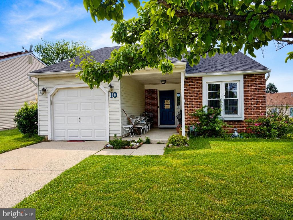 10 ADNER DR, Mount Laurel, NJ 08054