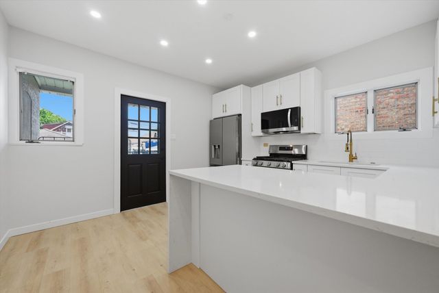 5411 W Byron Street, Chicago, IL 60641