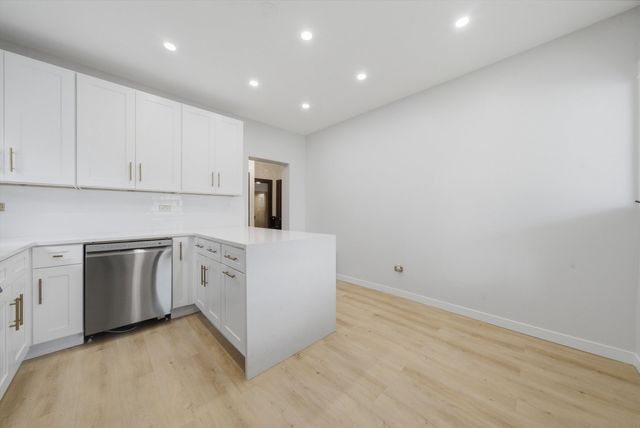 5411 W Byron Street, Chicago, IL 60641