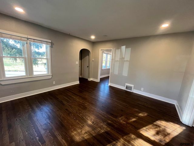 4135 N 44th Street, Omaha, NE 68111