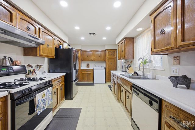 1804 Le May Avenue, Bakersfield, CA 93304