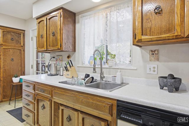 1804 Le May Avenue, Bakersfield, CA 93304