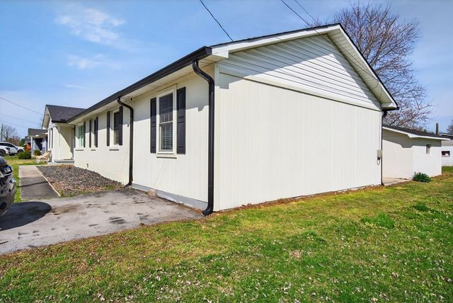 612 Dry Creek Rd, Smithville, TN 37166