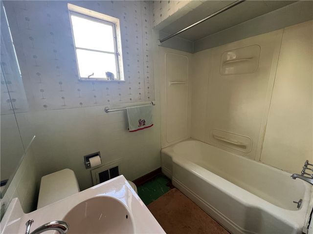 1000 Evans Ave, Mckeesport, PA 15132