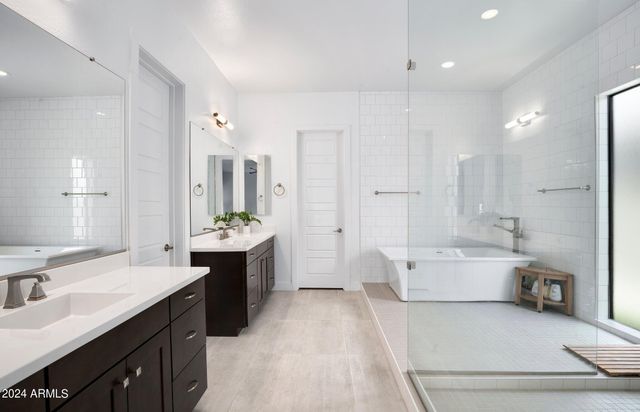 812 E SUMMERSIDE Road, Phoenix, AZ 85042