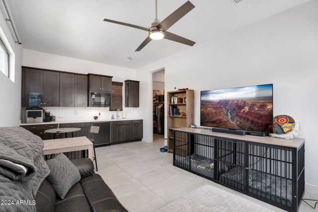 812 E SUMMERSIDE Road, Phoenix, AZ 85042