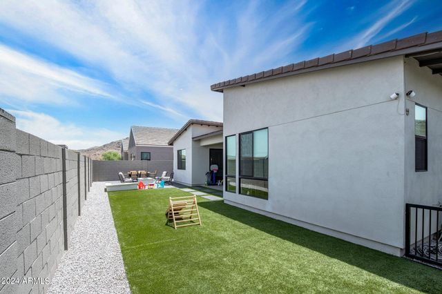 812 E SUMMERSIDE Road, Phoenix, AZ 85042