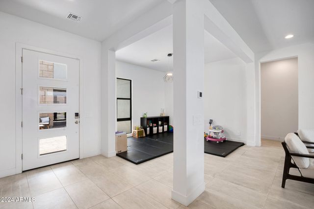 812 E SUMMERSIDE Road, Phoenix, AZ 85042