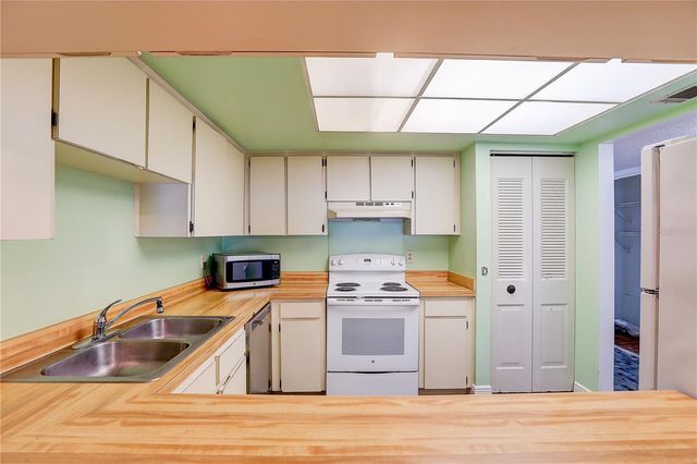 3708 GREENERY COURT 108, Tampa, FL 33618