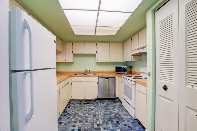 3708 GREENERY COURT 108, Tampa, FL 33618
