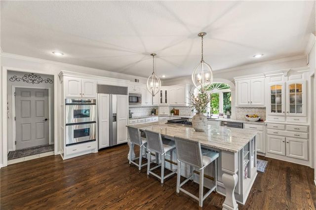 14107 Manor Road, Leawood, KS 66224