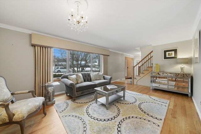 320 W Russell Street, Barrington, IL 60010