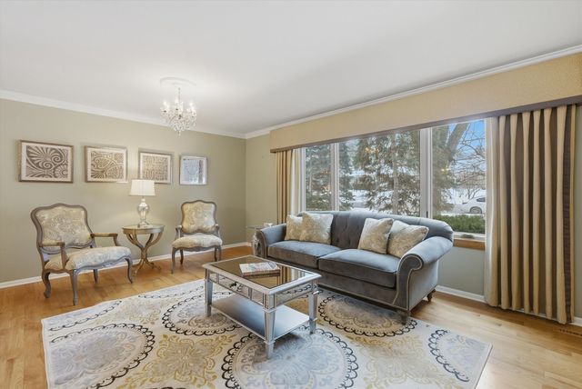 320 W Russell Street, Barrington, IL 60010