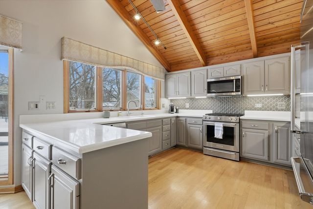 320 W Russell Street, Barrington, IL 60010