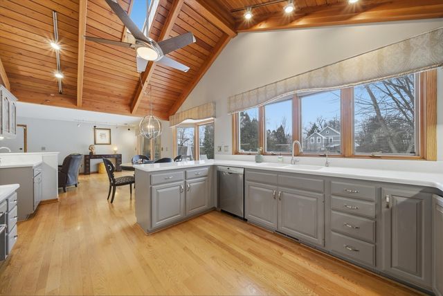 320 W Russell Street, Barrington, IL 60010