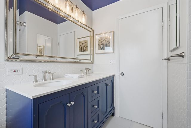 320 W Russell Street, Barrington, IL 60010