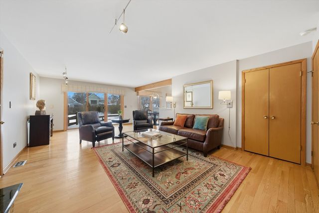 320 W Russell Street, Barrington, IL 60010