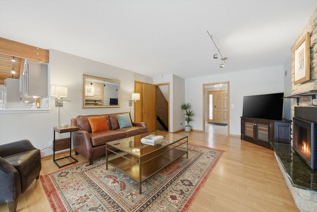 320 W Russell Street, Barrington, IL 60010