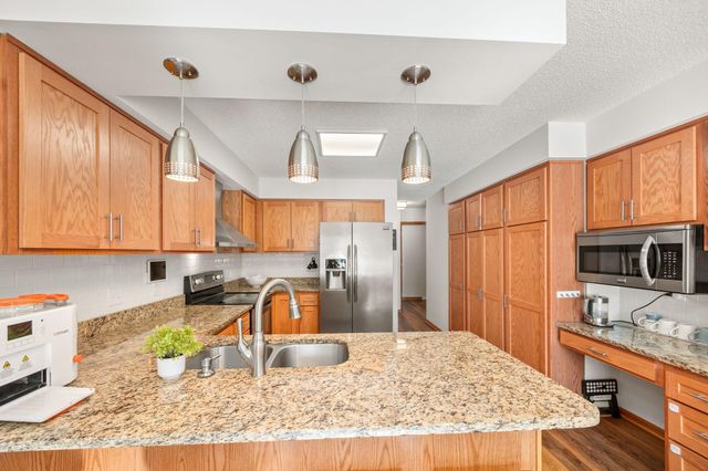 6263 Sequoia Circle, Eden Prairie, MN 55346
