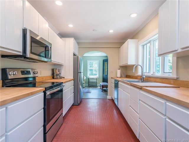 33 Washington Avenue, Woodbury, CT 06798