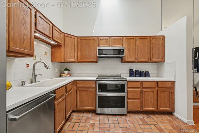 7140 Green Farm Road, West Bloomfield Charter Township, MI 48322
