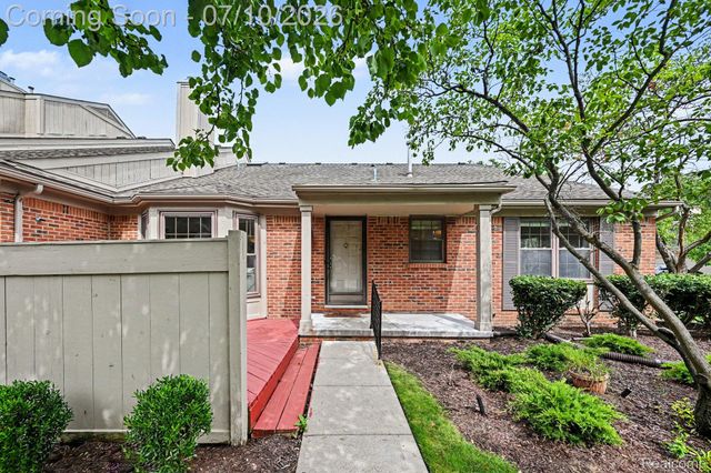 7140 Green Farm Road, West Bloomfield Charter Township, MI 48322