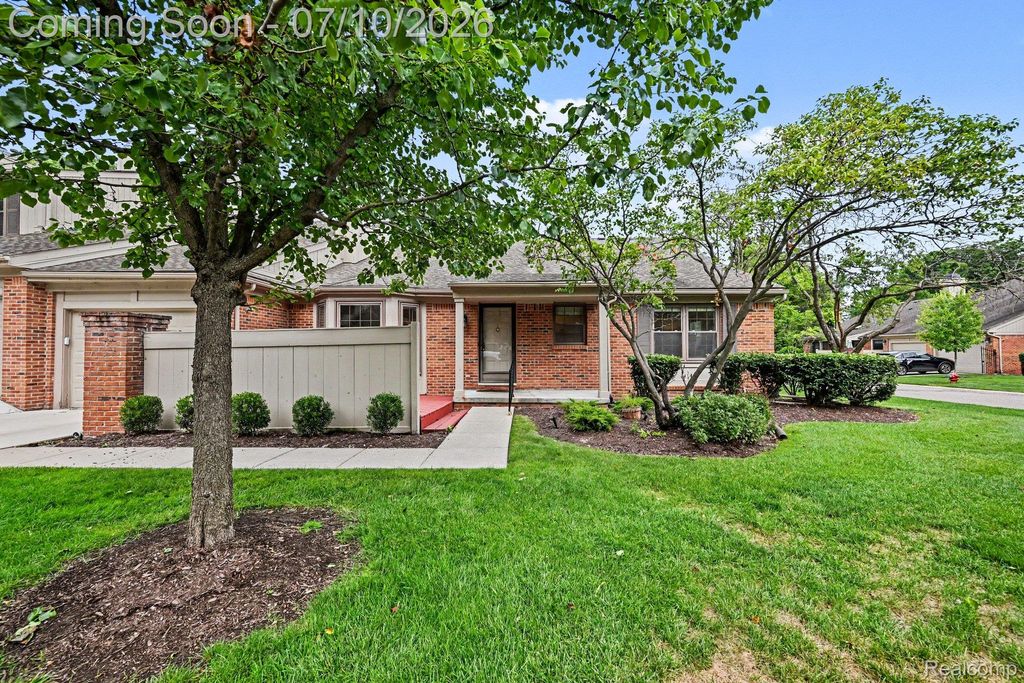 7140 Green Farm Road, West Bloomfield Charter Township, MI 48322
