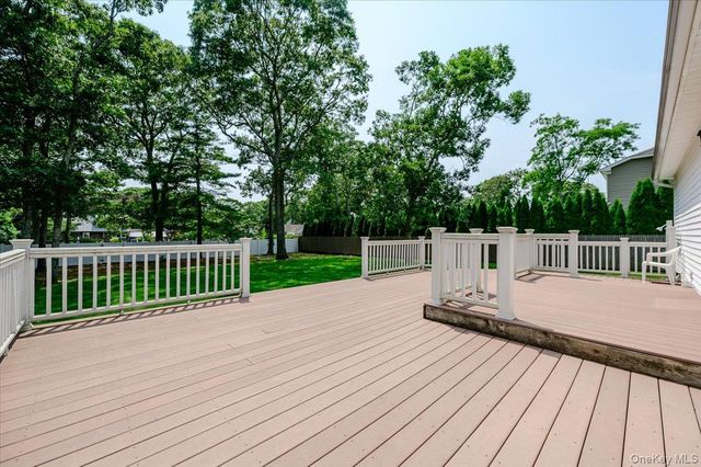 31 Carter Road, Hampton Bays, NY 11946