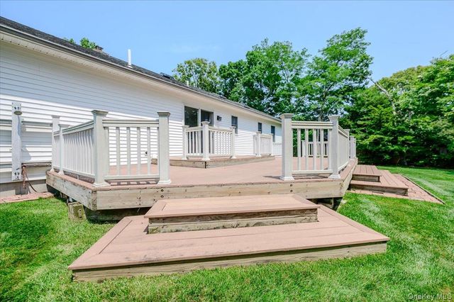 31 Carter Road, Hampton Bays, NY 11946