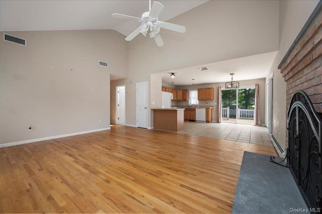 31 Carter Road, Hampton Bays, NY 11946