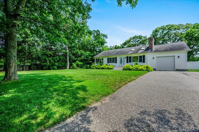 31 Carter Road, Hampton Bays, NY 11946
