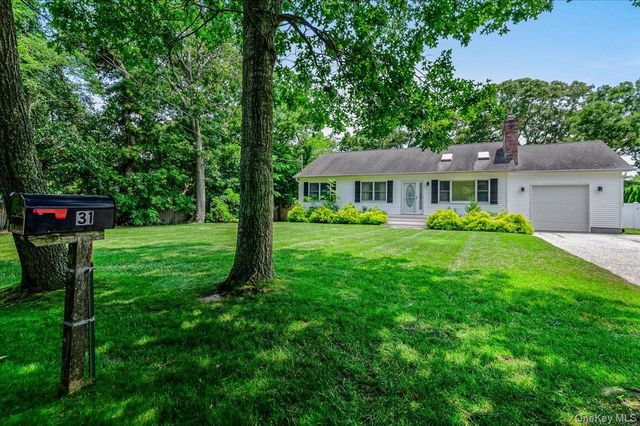 31 Carter Road, Hampton Bays, NY 11946