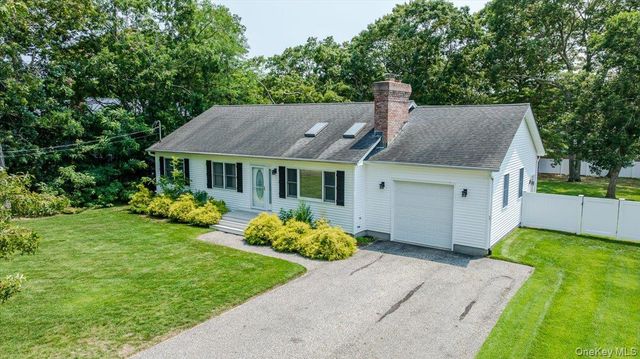 31 Carter Road, Hampton Bays, NY 11946