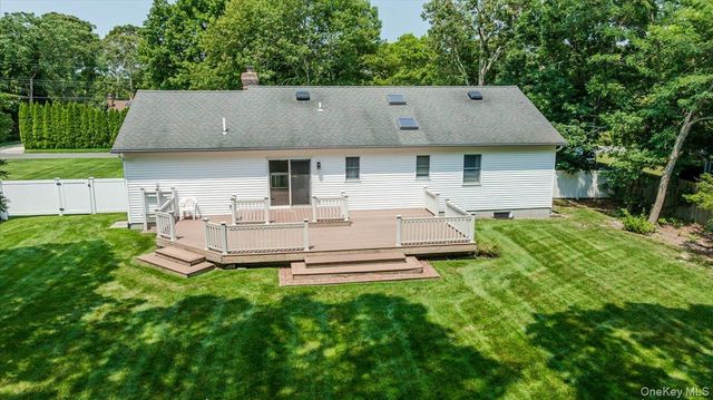 31 Carter Road, Hampton Bays, NY 11946