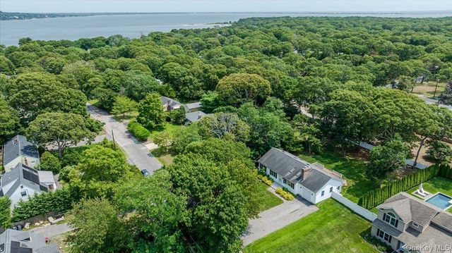 31 Carter Road, Hampton Bays, NY 11946
