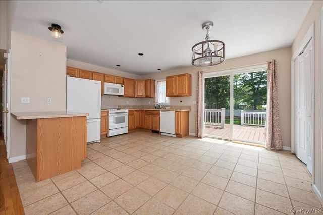 31 Carter Road, Hampton Bays, NY 11946