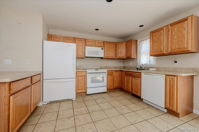 31 Carter Road, Hampton Bays, NY 11946