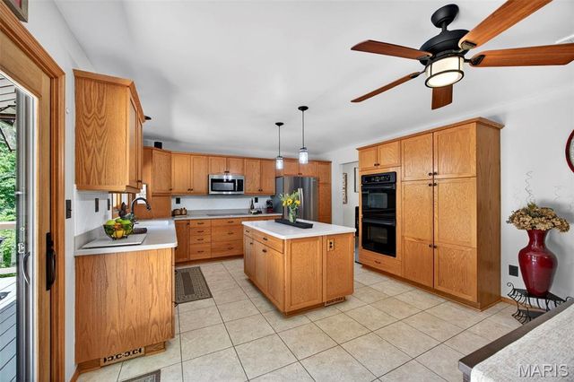 800 Matson Hill Road, Defiance, MO 63341