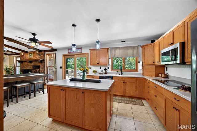 800 Matson Hill Road, Defiance, MO 63341