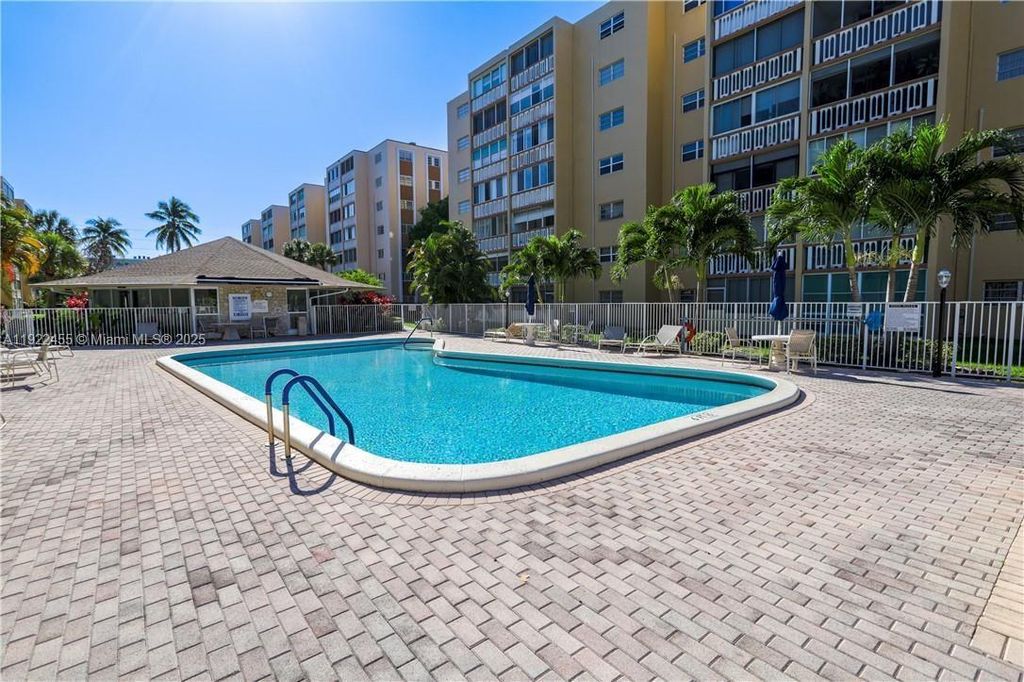 233 NE 14th Ave 402, Hallandale Beach, FL 33009