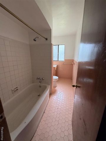 23750 Wildwood Street, Oak Park, MI 48237