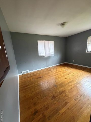 23750 Wildwood Street, Oak Park, MI 48237