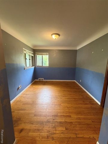 23750 Wildwood Street, Oak Park, MI 48237