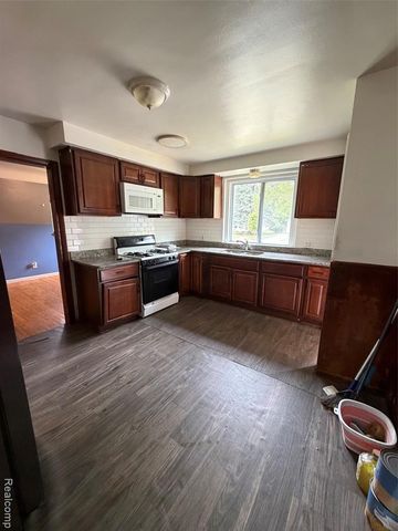 23750 Wildwood Street, Oak Park, MI 48237