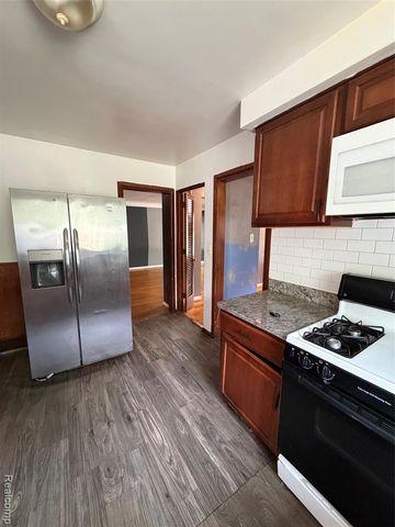 23750 Wildwood Street, Oak Park, MI 48237