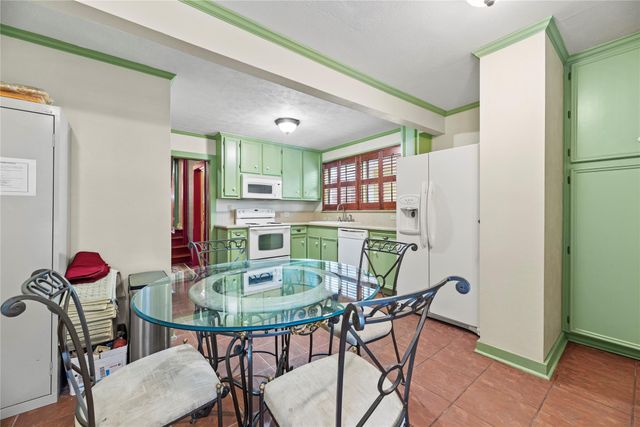 1106 Avenue O, Huntsville, TX 77340